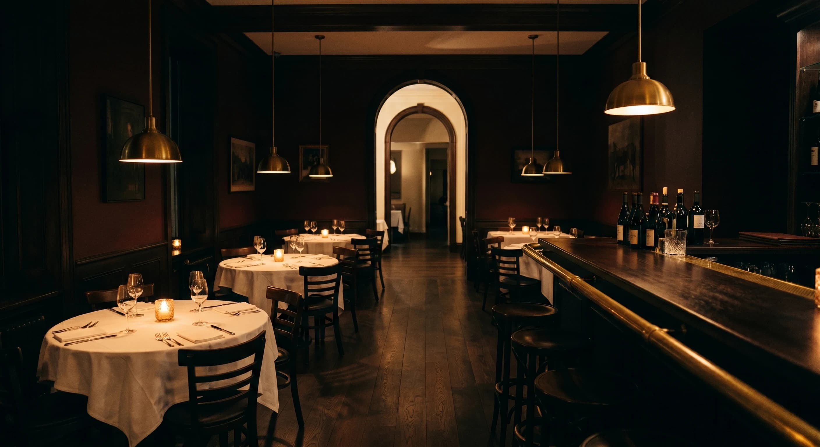 Speisesaal mit Tischen und warmem Licht